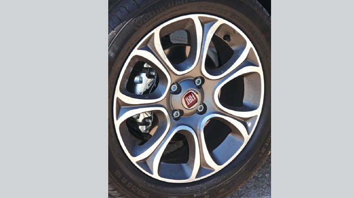 Το Fiat Punto 2013, με όμορφες σπορτίφ λεπτομέρειες στην έκδοση της δοκιμής, διατηρεί τη μοντέρνα και δυναμική του σχεδίαση. 